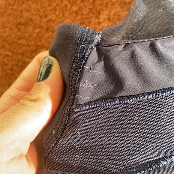 Size 6 Lululemon sports bra 🍋 - Picture 5 of 7